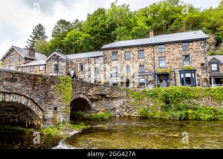 Brücke über den Fluss Colwyn und Prince Llewelyn Pub im Dorf Beddgelert in Gwynedd, Snowdonia National Park, Wales, Großbritannien Stockfoto