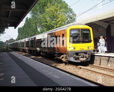 West Midlands Züge der Klasse 323 Electric Multiple Unit 323206 Anrufe am Bahnhof Bourneville, Birmingham, Großbritannien, 2021 Stockfoto