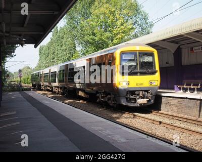 West Midlands Züge der Klasse 323 Electric Multiple Unit 323222 Anrufe am Bahnhof Bourneville, Birmingham, Großbritannien, 2021 Stockfoto