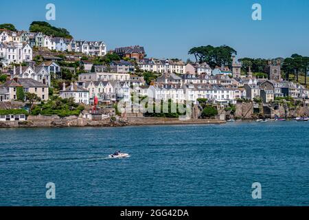 Blick über den Fluss Fowey nach Fowey von Polruan Castle - Polruan, Cornwall, Großbritannien. Stockfoto