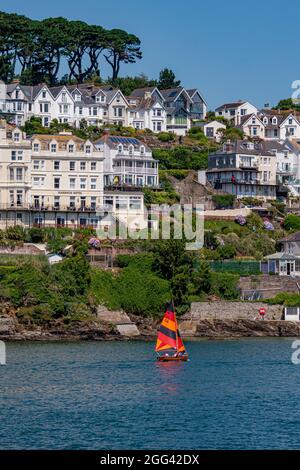 Blick über den Fluss Fowey nach Süden Fowey von Polruan Castle - Polruan, Cornwall, Großbritannien. Stockfoto