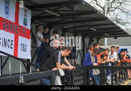 Solihull, Großbritannien. August 2021. Barnett-Fans während des Spiels der Vanarama National League zwischen Solihull Moors und Barnett im SportNation.be-t-Stadion in Solihull, England Credit: SPP Sport Press Foto. /Alamy Live News Stockfoto