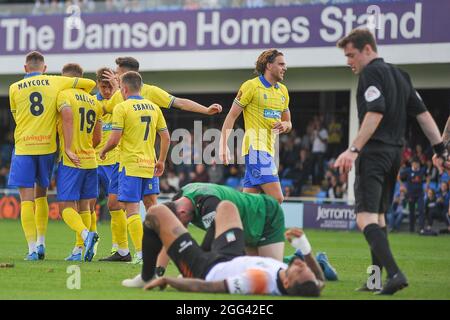 Solihull, Großbritannien. August 2021. Solihull Moors feiern ihr erstes Tor während des Spiels der Vanarama National League zwischen Solihull Moors und Barnett im SportNation.bet Stadion in Solihull, England Credit: SPP Sport Press Foto. /Alamy Live News Stockfoto