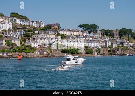 Blick über den Fluss Fowey nach Fowey von Polruan Castle - Polruan, Cornwall, Großbritannien. Stockfoto