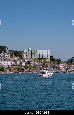 Blick über den Fluss Fowey nach Fowey von Polruan Castle - Polruan, Cornwall, Großbritannien. Stockfoto