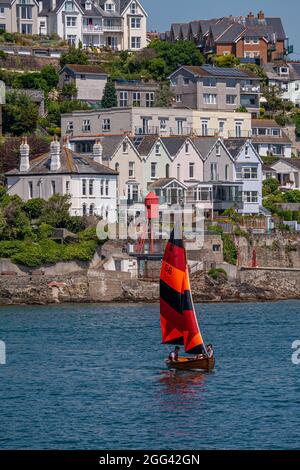 Blick über den Fluss Fowey nach Fowey von Polruan Castle - Polruan, Cornwall, Großbritannien. Stockfoto