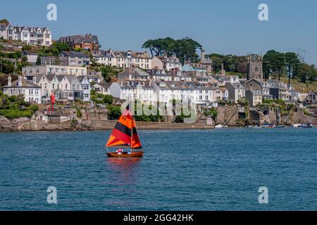Blick über den Fluss Fowey nach Fowey von Polruan Castle - Polruan, Cornwall, Großbritannien. Stockfoto