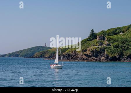 Blick über den Fluss Fowey zum St. Catherine's Castle von Polruan Castle - Polruan, Cornwall, Großbritannien. Stockfoto