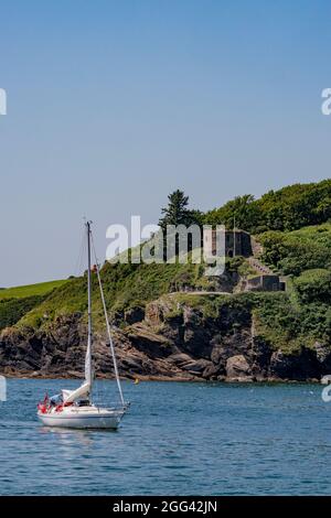 Blick über den Fluss Fowey zum St. Catherine's Castle von Polruan Castle - Polruan, Cornwall, Großbritannien. Stockfoto