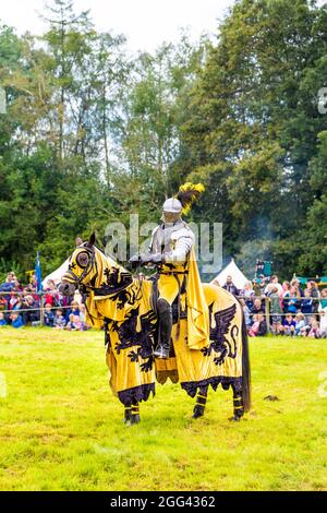 8. August 2021 - Ritter in Rüstung zu Pferd beim Turnier des Mittelalterfestes Loxwood Joust, West Sussex, England, Großbritannien Stockfoto