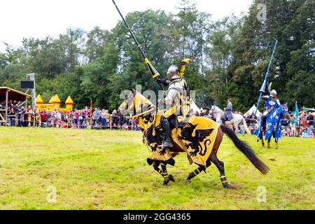 8. August 2021 - Ritter, der auf dem Pferd mit Lanze beim Turnier des Medieval Festival Loxwood Joust, West Sussex, England, Großbritannien, anlädt Stockfoto