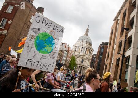 LONDON, ENGLAND - 28 2021. AUGUST, der Tieraufstand von Extinction Rebellion marschierte vom Smithfield's Market durch die City of London, um sich für Tierrechte zu engagieren Stockfoto