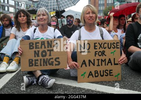 LONDON, ENGLAND - 28 2021. AUGUST, der Tieraufstand von Extinction Rebellion marschierte vom Smithfield's Market durch die City of London, um sich für Tierrechte zu engagieren Stockfoto