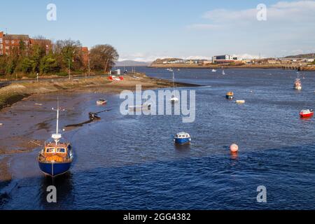 Yachten und Boote im Walney Channel und am Ufer von Barrow-in-Furness von Walney Island aus gesehen Stockfoto