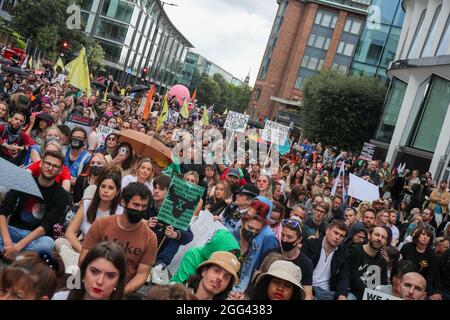 LONDON, ENGLAND - 28 2021. AUGUST, der Tieraufstand von Extinction Rebellion marschierte vom Smithfield's Market durch die City of London, um sich für Tierrechte zu engagieren Stockfoto
