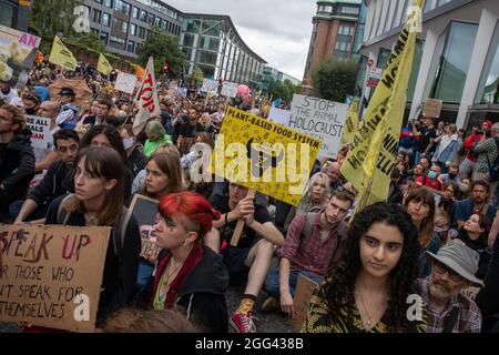 LONDON, ENGLAND - 28 2021. AUGUST, der Tieraufstand von Extinction Rebellion marschierte vom Smithfield's Market durch die City of London, um sich für Tierrechte zu engagieren Stockfoto