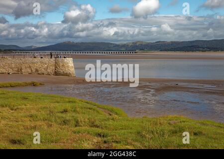 Blick auf den alten Dampfer-Pier am Canal Foot bei Ulverston mit dem Leven Viadukt in der Ferne, der die Küstenbahn trägt Stockfoto