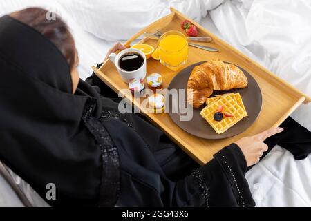 Lifestyle-Bild von jungen arabischen Emiratierinnen in einem Hotelzimmer Stockfoto