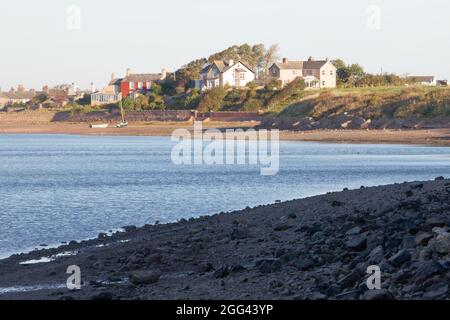 Das Dorf Ravenglass in Cumbria betrachtete den Esk-Zweig der Ravenglass-Mündung Stockfoto