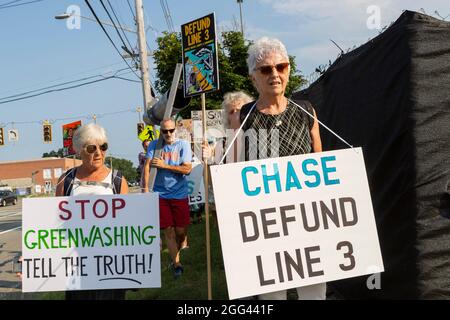 27. August 2021. Peabody, MA. Aktivisten versammelten sich in einer Chase Bank Filiale, um gegen Chase zu protestieren, die eine eineinhalb Milliarden Dollar an sogenannten Nachhaltigkeits-Krediten vergab Stockfoto