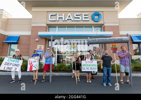 27. August 2021. Peabody, MA. Aktivisten versammelten sich in einer Chase Bank Filiale, um gegen Chase zu protestieren, die eine eineinhalb Milliarden Dollar an sogenannten Nachhaltigkeits-Krediten vergab Stockfoto