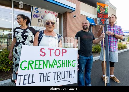 27. August 2021. Peabody, MA. Aktivisten versammelten sich in einer Chase Bank Filiale, um gegen Chase zu protestieren, die eine eineinhalb Milliarden Dollar an sogenannten Nachhaltigkeits-Krediten vergab Stockfoto