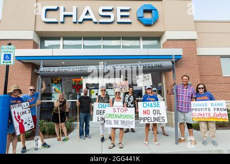 27. August 2021. Peabody, MA. Aktivisten versammelten sich in einer Chase Bank Filiale, um gegen Chase zu protestieren, die eine eineinhalb Milliarden Dollar an sogenannten Nachhaltigkeits-Krediten vergab Stockfoto