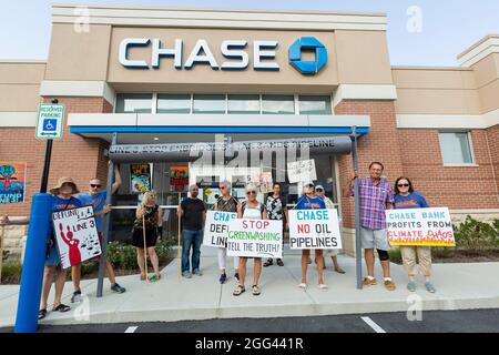 27. August 2021. Peabody, MA. Aktivisten versammelten sich in einer Chase Bank Filiale, um gegen Chase zu protestieren, die eine eineinhalb Milliarden Dollar an sogenannten Nachhaltigkeits-Krediten vergab Stockfoto