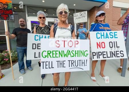 27. August 2021. Peabody, MA. Aktivisten versammelten sich in einer Chase Bank Filiale, um gegen Chase zu protestieren, die eine eineinhalb Milliarden Dollar an sogenannten Nachhaltigkeits-Krediten vergab Stockfoto