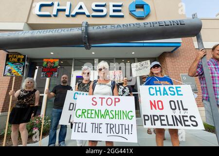 27. August 2021. Peabody, MA. Aktivisten versammelten sich in einer Chase Bank Filiale, um gegen Chase zu protestieren, die eine eineinhalb Milliarden Dollar an sogenannten Nachhaltigkeits-Krediten vergab Stockfoto