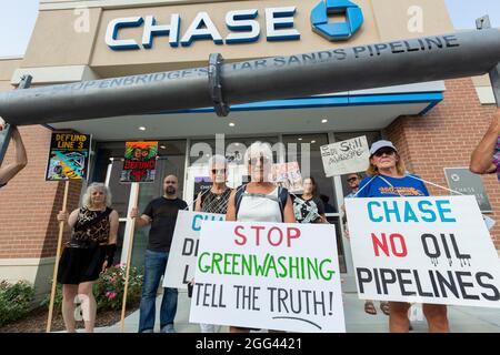 27. August 2021. Peabody, MA. Aktivisten versammelten sich in einer Chase Bank Filiale, um gegen Chase zu protestieren, die eine eineinhalb Milliarden Dollar an sogenannten Nachhaltigkeits-Krediten vergab Stockfoto