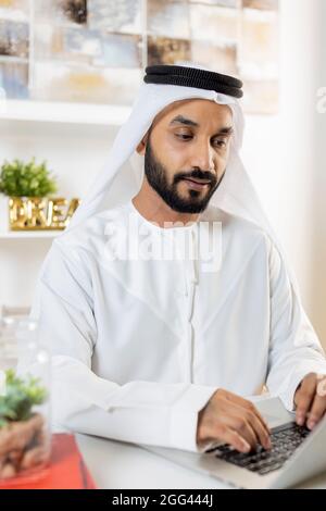 Junger arabischer Emirati Unternehmer, der von zu Hause aus arbeitet Stockfoto