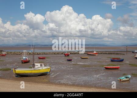 Ein Blick über die Morecambe Bay von Morecambe in Richtung entfernter Lake District Fjälls Stockfoto