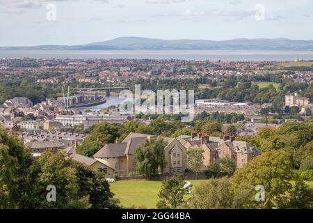 Blick auf den Lake District über die Morecambe Bay und die Lune Estuary vom Williamson Park in Lancaster Stockfoto