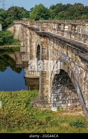 Das spektakuläre Lune Aqueduct führt den Lancaster Kanal über den Fluss Lune in Lancaster Stockfoto