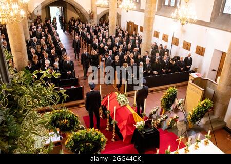 Vaduz, Liechtenstein. August 2021. Prinz Hans Adam II., Prinz Alois und Prinzessin Sophie von Liechtenstein und andere Familienmitglieder am 28. August 2021 in der Kathedrale St. Florin in Vaduz, um am Trauerdienst von Prinzessin Marie von und zu Liechtenstein teilzunehmen.Quelle: IKR/Albert Nieboer/Netherlands OUT/Point de Vue OUT/dpa/Alamy Live News Stockfoto