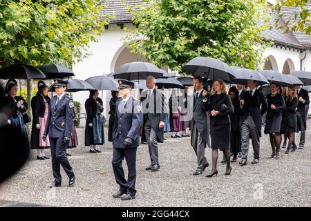 Vaduz, Liechtenstein. August 2021. Prinz Hans Adam II., Prinz Alois und Prinzessin Sophie von Liechtenstein und andere Familienmitglieder am 28. August 2021 in der Kathedrale St. Florin in Vaduz, um am Trauerdienst von Prinzessin Marie von und zu Liechtenstein teilzunehmen.Quelle: IKR/Albert Nieboer/Netherlands OUT/Point de Vue OUT/dpa/Alamy Live News Stockfoto