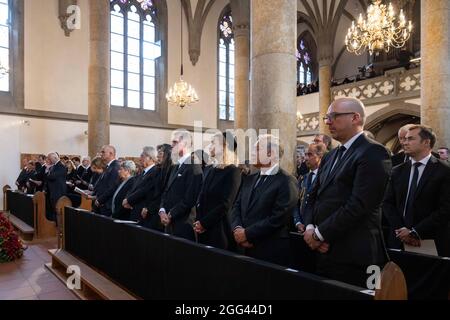 Vaduz, Liechtenstein. August 2021. Fürst Hans Adam II., Prinz Alois und Prinzessin Sophie von Liechtenstein und andere Familienmitglieder, Königin Sofia von Spanien und Prinz Guillaume und Prinzessin Sibilla von Luxemburg am 28. August 2021 in der Kathedrale St. Florin in Vaduz, Teilnahme am Trauerdienst von Prinzessin Marie von und zu Liechtenstein Quelle: IKR/Albert Nieboer/Netherlands OUT/Point de Vue OUT/dpa/Alamy Live News Stockfoto