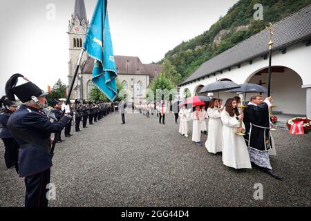 Vaduz, Liechtenstein. August 2021. Prinz Hans Adam II., Prinz Alois und Prinzessin Sophie von Liechtenstein und andere Familienmitglieder am 28. August 2021 in der Kathedrale St. Florin in Vaduz, um am Trauerdienst von Prinzessin Marie von und zu Liechtenstein teilzunehmen.Quelle: IKR/Albert Nieboer/Netherlands OUT/Point de Vue OUT/dpa/Alamy Live News Stockfoto