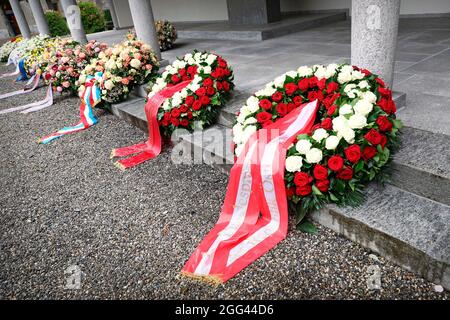 Vaduz, Liechtenstein. August 2021. Prinz Hans Adam II., Prinz Alois und Prinzessin Sophie von Liechtenstein und andere Familienmitglieder am 28. August 2021 in der Kathedrale St. Florin in Vaduz, um am Trauerdienst von Prinzessin Marie von und zu Liechtenstein teilzunehmen.Quelle: IKR/Albert Nieboer/Netherlands OUT/Point de Vue OUT/dpa/Alamy Live News Stockfoto