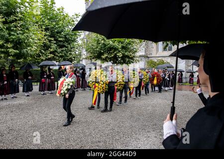 Vaduz, Liechtenstein. August 2021. Prinz Hans Adam II., Prinz Alois und Prinzessin Sophie von Liechtenstein und andere Familienmitglieder am 28. August 2021 in der Kathedrale St. Florin in Vaduz, um am Trauerdienst von Prinzessin Marie von und zu Liechtenstein teilzunehmen.Quelle: IKR/Albert Nieboer/Netherlands OUT/Point de Vue OUT/dpa/Alamy Live News Stockfoto