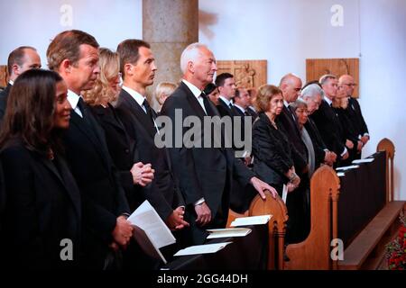 Vaduz, Liechtenstein. August 2021. Prinz Hans Adam II., Prinz Alois und Prinzessin Sophie von Liechtenstein und andere Familienmitglieder am 28. August 2021 in der Kathedrale St. Florin in Vaduz, um am Trauerdienst von Prinzessin Marie von und zu Liechtenstein teilzunehmen.Quelle: IKR/Albert Nieboer/Netherlands OUT/Point de Vue OUT/dpa/Alamy Live News Stockfoto