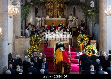 Vaduz, Liechtenstein. August 2021. Prinz Hans Adam II., Prinz Alois und Prinzessin Sophie von Liechtenstein und andere Familienmitglieder am 28. August 2021 in der Kathedrale St. Florin in Vaduz, um am Trauerdienst von Prinzessin Marie von und zu Liechtenstein teilzunehmen.Quelle: IKR/Albert Nieboer/Netherlands OUT/Point de Vue OUT/dpa/Alamy Live News Stockfoto