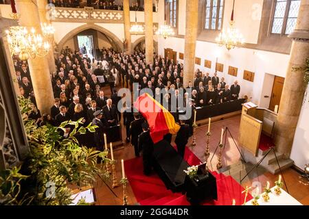 Vaduz, Liechtenstein. August 2021. Prinz Hans Adam II., Prinz Alois und Prinzessin Sophie von Liechtenstein und andere Familienmitglieder am 28. August 2021 in der Kathedrale St. Florin in Vaduz, um am Trauerdienst von Prinzessin Marie von und zu Liechtenstein teilzunehmen.Quelle: IKR/Albert Nieboer/Netherlands OUT/Point de Vue OUT/dpa/Alamy Live News Stockfoto