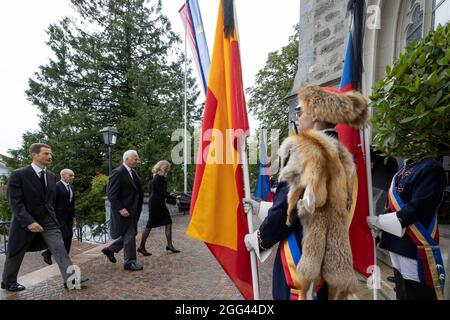 Vaduz, Liechtenstein. August 2021. Prinz Hans Adam II., Prinz Alois und Prinzessin Sophie von Liechtenstein kommen am 28. August 2021 in der Kathedrale St. Florin in Vaduz an, um am Trauerdienst von Prinzessin Marie von und zu Liechtenstein teilzunehmen.Quelle: IKR/Albert Nieboer/Netherlands OUT/Point de Vue OUT/dpa/Alamy Live News Stockfoto