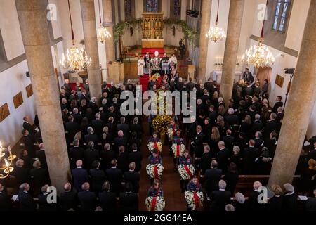 Vaduz, Liechtenstein. August 2021. Prinz Hans Adam II., Prinz Alois und Prinzessin Sophie von Liechtenstein und andere Familienmitglieder am 28. August 2021 in der Kathedrale St. Florin in Vaduz, um am Trauerdienst von Prinzessin Marie von und zu Liechtenstein teilzunehmen.Quelle: IKR/Albert Nieboer/Netherlands OUT/Point de Vue OUT/dpa/Alamy Live News Stockfoto