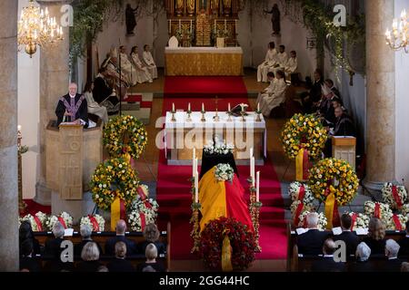 Vaduz, Liechtenstein. August 2021. Prinz Hans Adam II., Prinz Alois und Prinzessin Sophie von Liechtenstein und andere Familienmitglieder am 28. August 2021 in der Kathedrale St. Florin in Vaduz, um am Trauerdienst von Prinzessin Marie von und zu Liechtenstein teilzunehmen.Quelle: IKR/Albert Nieboer/Netherlands OUT/Point de Vue OUT/dpa/Alamy Live News Stockfoto