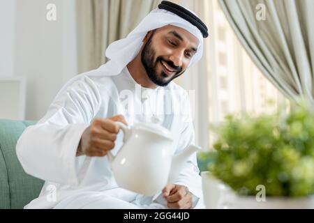 Junger arabischer Emirati Unternehmer, der von zu Hause aus arbeitet Stockfoto