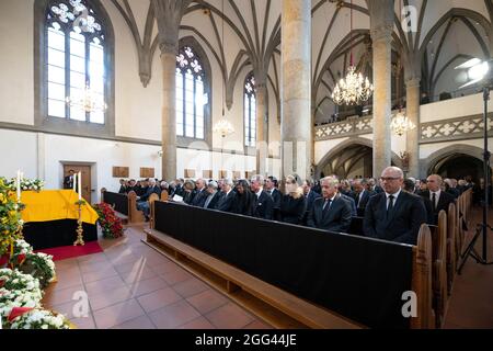 Vaduz, Liechtenstein. August 2021. Fürst Hans Adam II., Prinz Alois und Prinzessin Sophie von Liechtenstein und andere Familienmitglieder, Königin Sofia von Spanien und Prinz Guillaume und Prinzessin Sibilla von Luxemburg am 28. August 2021 in der Kathedrale St. Florin in Vaduz, Teilnahme am Trauerdienst von Prinzessin Marie von und zu Liechtenstein Quelle: IKR/Albert Nieboer/Netherlands OUT/Point de Vue OUT/dpa/Alamy Live News Stockfoto