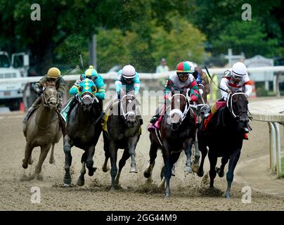 28. August 2021, Saratoga Springs, NY, USA: 28. August 2021: Yaupon #7, geritten von Jockey Ricardo Santana Jr., geht auf die Strecke, um am 28. August 2021 die Einsätzen des ersten Grades auf dem Saratoga Race Course in Saratoga Springs, N.Y. zu gewinnen. Dan HearyEclipse Sportswire CSM Stockfoto